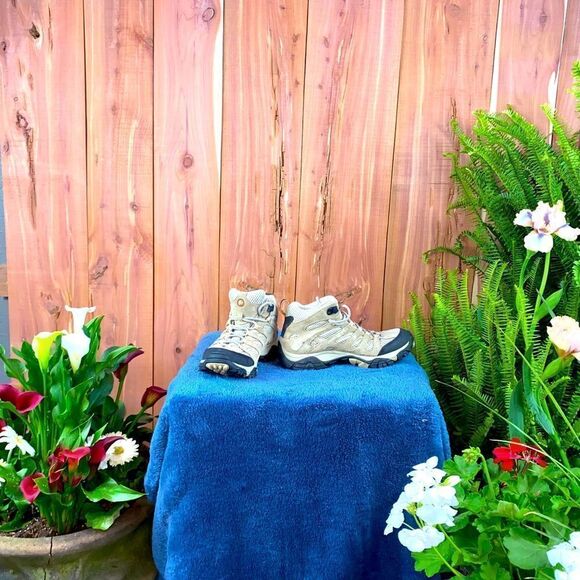 Ladies Merrell Moab above the ankle hiking boots with Vibram soles sized 7 - Picture 3 of 8